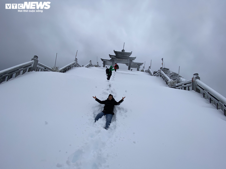 Du khách đổ xô lên đỉnh Fansipan ngắm tuyết phủ trắng ngày cuối năm - 19