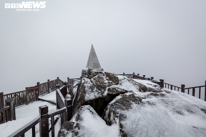 Du khách đổ xô lên đỉnh Fansipan ngắm tuyết phủ trắng ngày cuối năm - 18