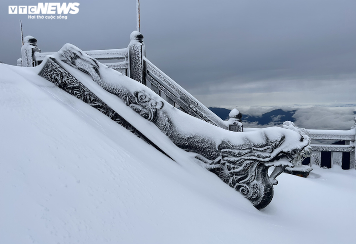 Du khách đổ xô lên đỉnh Fansipan ngắm tuyết phủ trắng ngày cuối năm - 17
