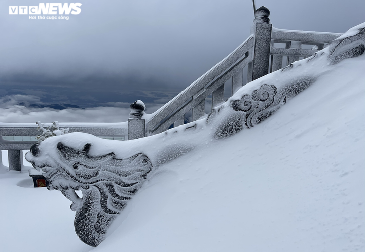 Du khách đổ xô lên đỉnh Fansipan ngắm tuyết phủ trắng ngày cuối năm - 16