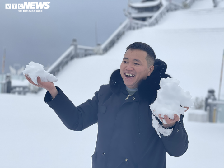 Du khách đổ xô lên đỉnh Fansipan ngắm tuyết phủ trắng ngày cuối năm - 13