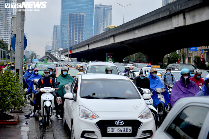 Ảnh: Bến xe vắng ngắt, dân ùn ùn rời Hà Nội về quê bằng xe máy - 6