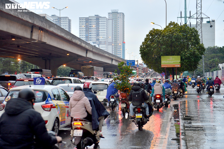 Ảnh: Bến xe vắng ngắt, dân ùn ùn rời Hà Nội về quê bằng xe máy - 7