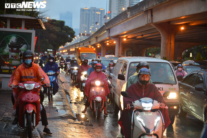 Ảnh: Bến xe vắng ngắt, dân ùn ùn rời Hà Nội về quê bằng xe máy - 9