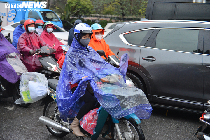 Ảnh: Bến xe vắng ngắt, dân ùn ùn rời Hà Nội về quê bằng xe máy - 8