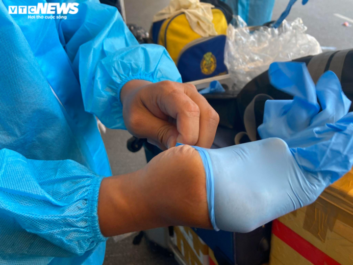 29 Tết, sân bay Tân Sơn Nhất thưa thớt, hành khách kín mít đồ bảo hộ - 3