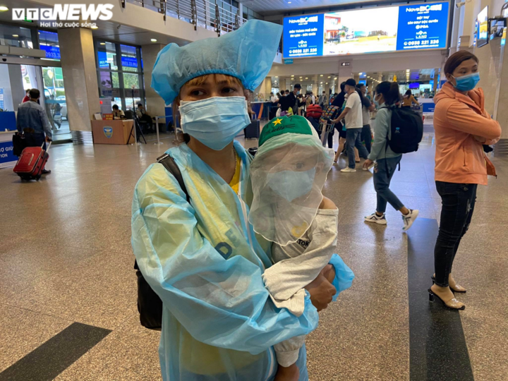 29 Tết, sân bay Tân Sơn Nhất thưa thớt, hành khách kín mít đồ bảo hộ - 7