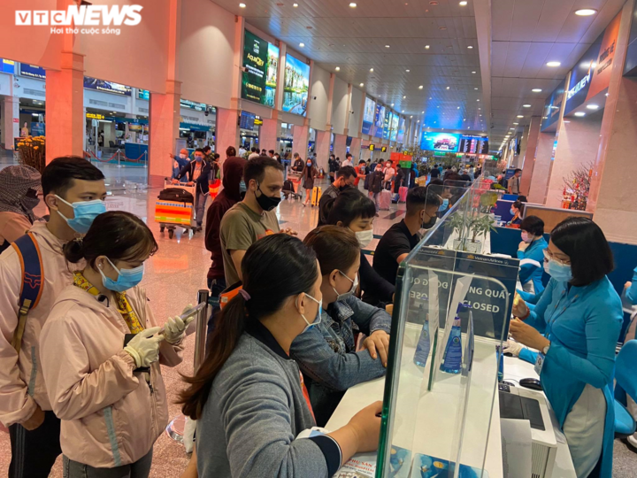 29 Tết, sân bay Tân Sơn Nhất thưa thớt, hành khách kín mít đồ bảo hộ - 5