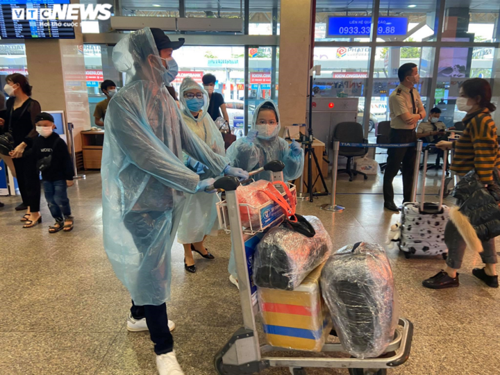 29 Tết, sân bay Tân Sơn Nhất thưa thớt, hành khách kín mít đồ bảo hộ - 10