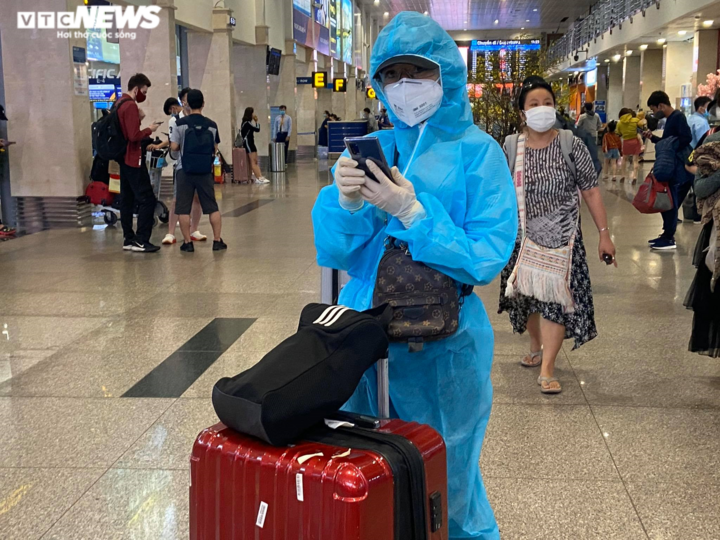 29 Tết, sân bay Tân Sơn Nhất thưa thớt, hành khách kín mít đồ bảo hộ - 8