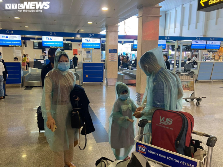 29 Tết, sân bay Tân Sơn Nhất thưa thớt, hành khách kín mít đồ bảo hộ - 9
