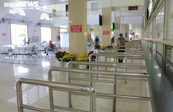 Ảnh: Ngày đầu nghỉ Tết, đường phố Hà Nội vắng hoe, bến xe lác đác người - 6