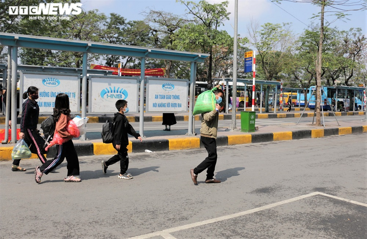 Ảnh: Ngày đầu nghỉ Tết, đường phố Hà Nội vắng hoe, bến xe lác đác người - 8