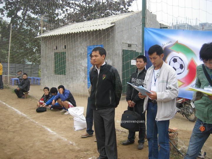 Những người sống bằng đam mê trên sân bóng đá phủi - 3