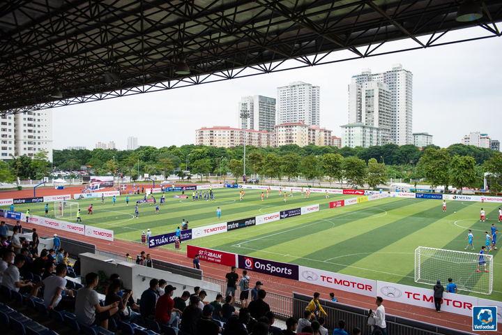 Những người sống bằng đam mê trên sân bóng đá phủi - 1