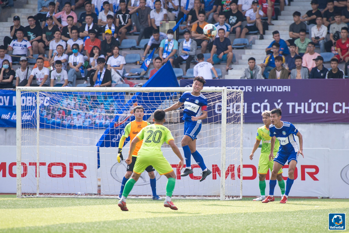 Những người sống bằng đam mê trên sân bóng đá phủi - 2