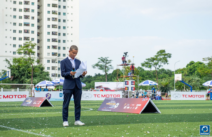 Những người sống bằng đam mê trên sân bóng đá phủi - 4