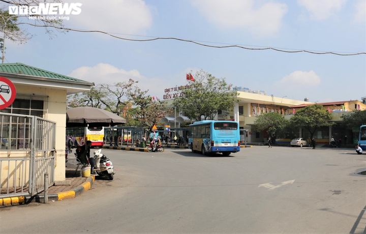 Ảnh: Ngày đầu nghỉ Tết, đường phố Hà Nội vắng hoe, bến xe lác đác người - 5