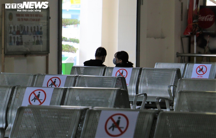 Ảnh: Ngày đầu nghỉ Tết, đường phố Hà Nội vắng hoe, bến xe lác đác người - 7