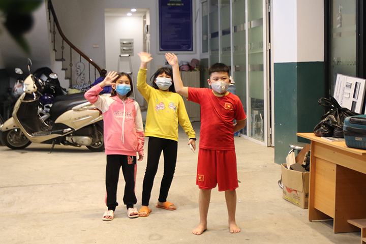 Ảnh: Xúc động phút giây học sinh trường Xuân Phương được về nhà đón Tết - 12