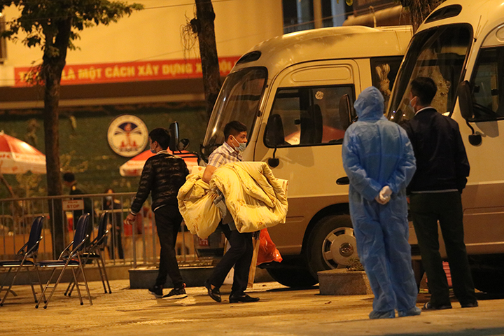 Ảnh: Xúc động phút giây học sinh trường Xuân Phương được về nhà đón Tết - 4