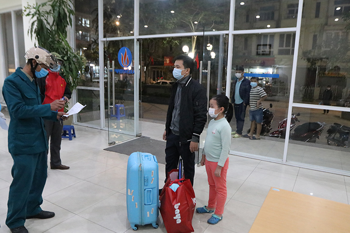 Ảnh: Xúc động phút giây học sinh trường Xuân Phương được về nhà đón Tết - 10