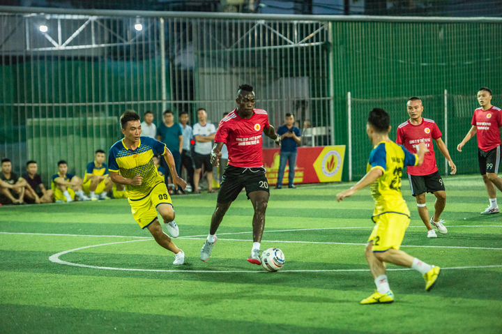 Chàng 'Tây ba lô' vỡ mộng V-League tìm đường sống trên sân bóng phủi - 4