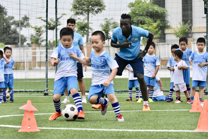 Chàng 'Tây ba lô' vỡ mộng V-League tìm đường sống trên sân bóng phủi - 1