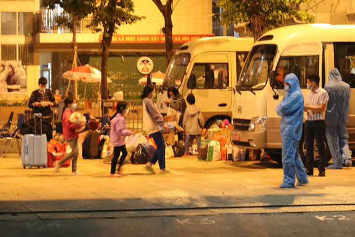 Ảnh: Xúc động phút giây học sinh trường Xuân Phương được về nhà đón Tết - 6