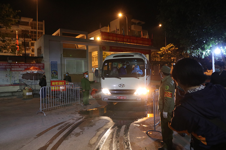 Ảnh: Xúc động phút giây học sinh trường Xuân Phương được về nhà đón Tết - 7