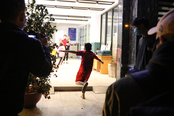 Ảnh: Xúc động phút giây học sinh trường Xuân Phương được về nhà đón Tết - 11