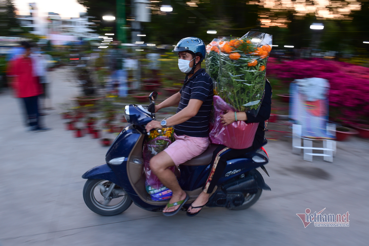 Hoa cảnh TP.HCM ngày giáp Tết: Giá giảm sâu, người mua vẫn thưa vắng - 15