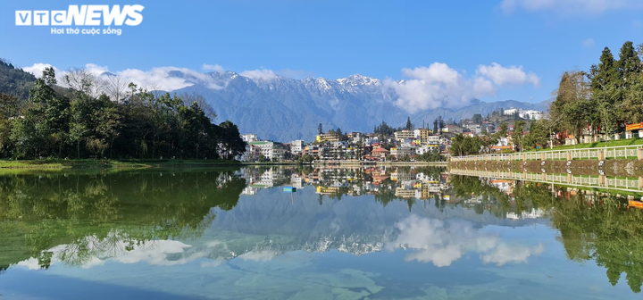 Tuyết phủ trắng dưới nắng vàng, đỉnh Fansipan đẹp như tiên cảnh ngày 29 Tết - 8