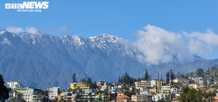 Tuyết phủ trắng dưới nắng vàng, đỉnh Fansipan đẹp như tiên cảnh ngày 29 Tết - 7