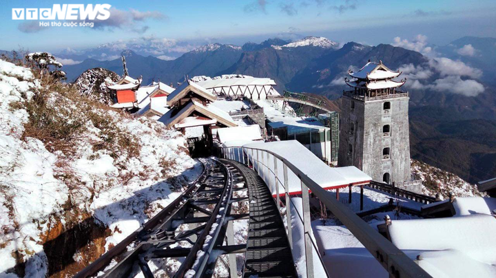 Tuyết phủ trắng dưới nắng vàng, đỉnh Fansipan đẹp như tiên cảnh ngày 29 Tết - 4