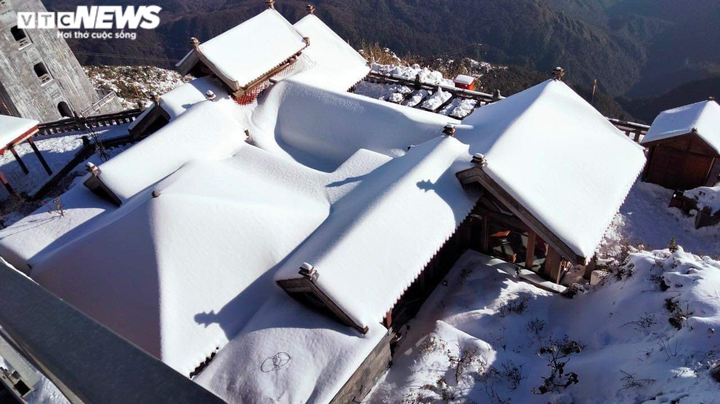 Tuyết phủ trắng dưới nắng vàng, đỉnh Fansipan đẹp như tiên cảnh ngày 29 Tết - 3