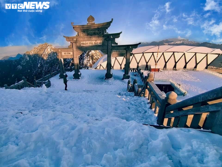 Tuyết phủ trắng dưới nắng vàng, đỉnh Fansipan đẹp như tiên cảnh ngày 29 Tết - 2