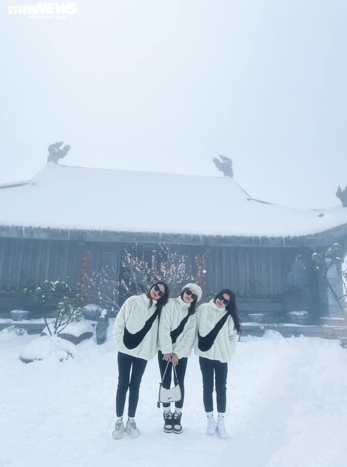 Tuyết phủ trắng dưới nắng vàng, đỉnh Fansipan đẹp như tiên cảnh ngày 29 Tết - 6