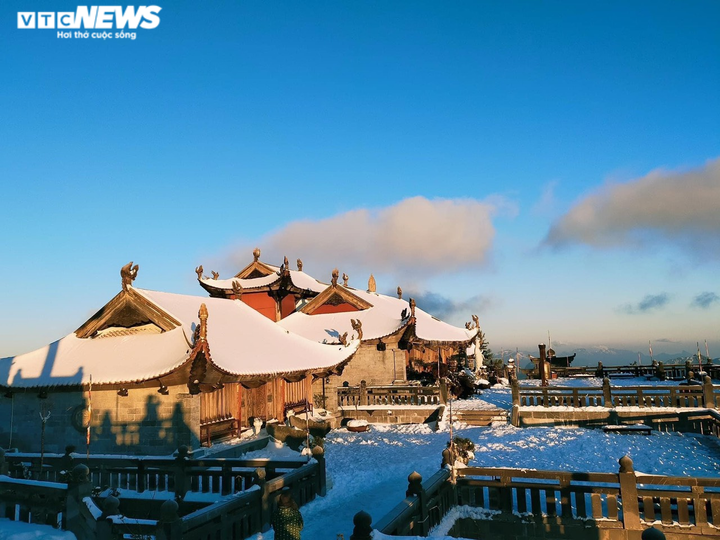 Tuyết phủ trắng dưới nắng vàng, đỉnh Fansipan đẹp như tiên cảnh ngày 29 Tết - 1