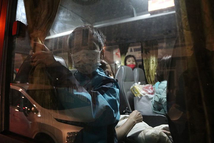 Ảnh: Xúc động phút giây học sinh trường Xuân Phương được về nhà đón Tết - 8