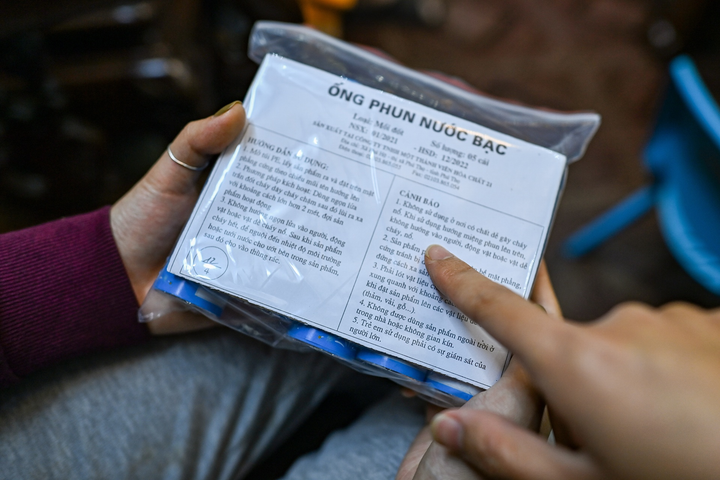 Khách mua quá đông, cửa hàng bán pháo hoa ở Hà Nội quá tải - 10