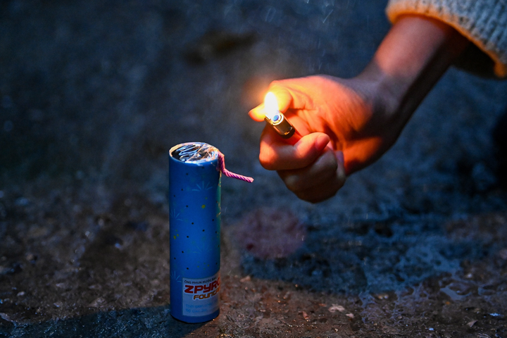 Khách mua quá đông, cửa hàng bán pháo hoa ở Hà Nội quá tải - 11