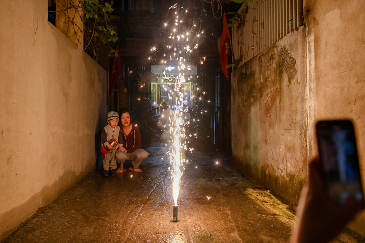 Khách mua quá đông, cửa hàng bán pháo hoa ở Hà Nội quá tải - 12
