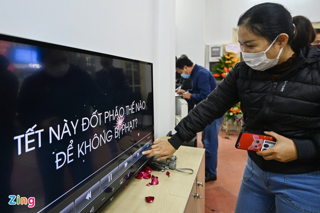 Khách mua quá đông, cửa hàng bán pháo hoa ở Hà Nội quá tải - 2