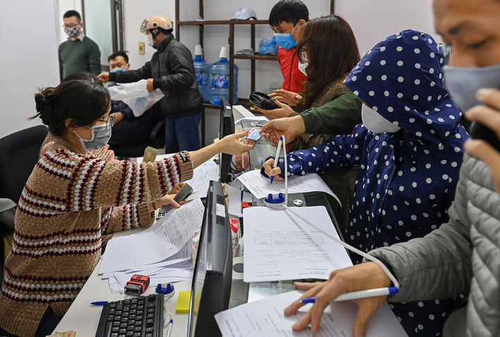 Khách mua quá đông, cửa hàng bán pháo hoa ở Hà Nội quá tải - 3