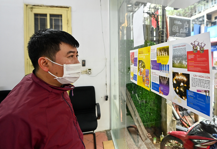 Khách mua quá đông, cửa hàng bán pháo hoa ở Hà Nội quá tải - 4