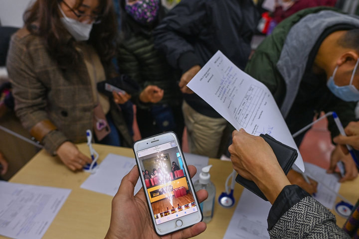 Khách mua quá đông, cửa hàng bán pháo hoa ở Hà Nội quá tải - 5