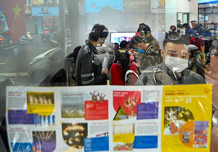 Khách mua quá đông, cửa hàng bán pháo hoa ở Hà Nội quá tải - 6