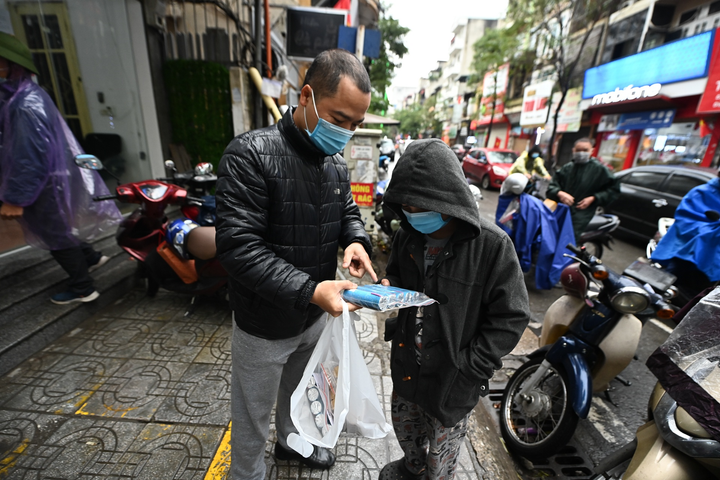 Khách mua quá đông, cửa hàng bán pháo hoa ở Hà Nội quá tải - 7