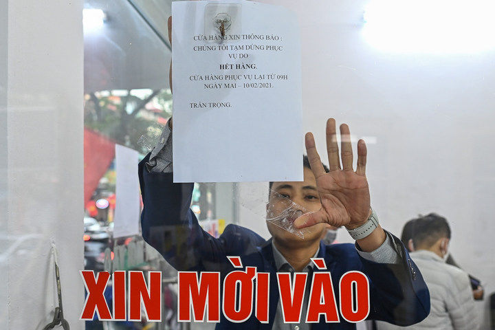 Khách mua quá đông, cửa hàng bán pháo hoa ở Hà Nội quá tải - 8